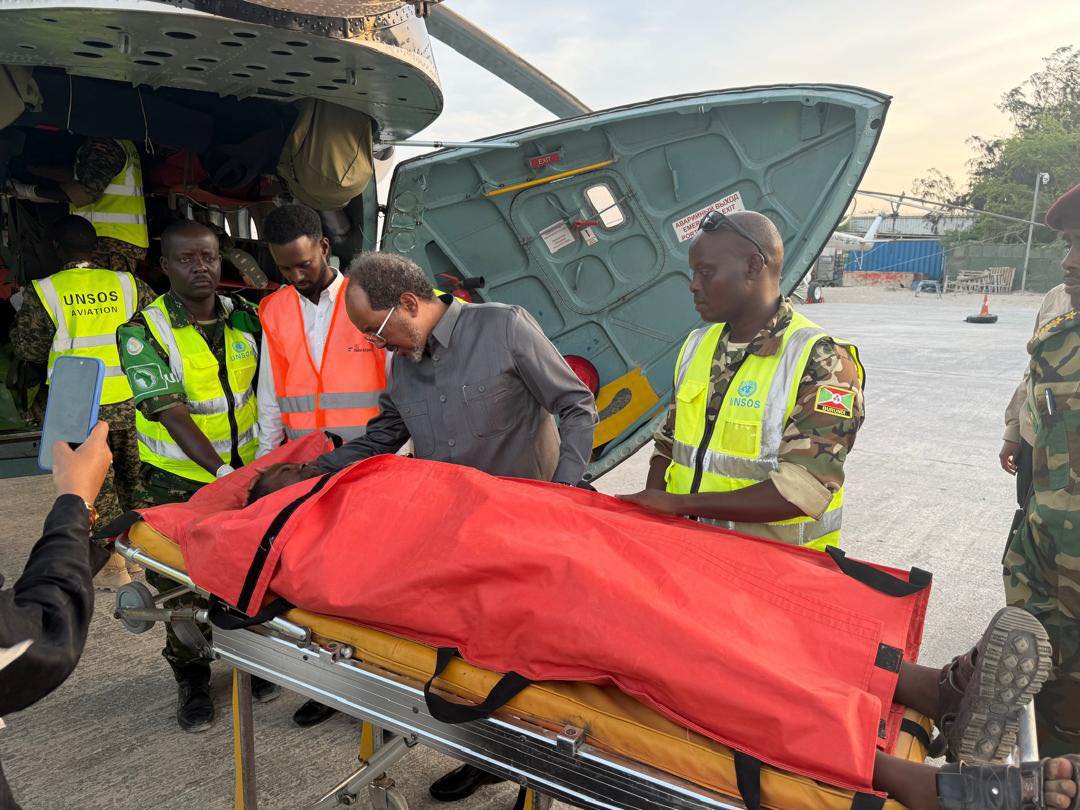 Madaxweynaha oo garoonka ku soo dhaweeyay askarta.jpg